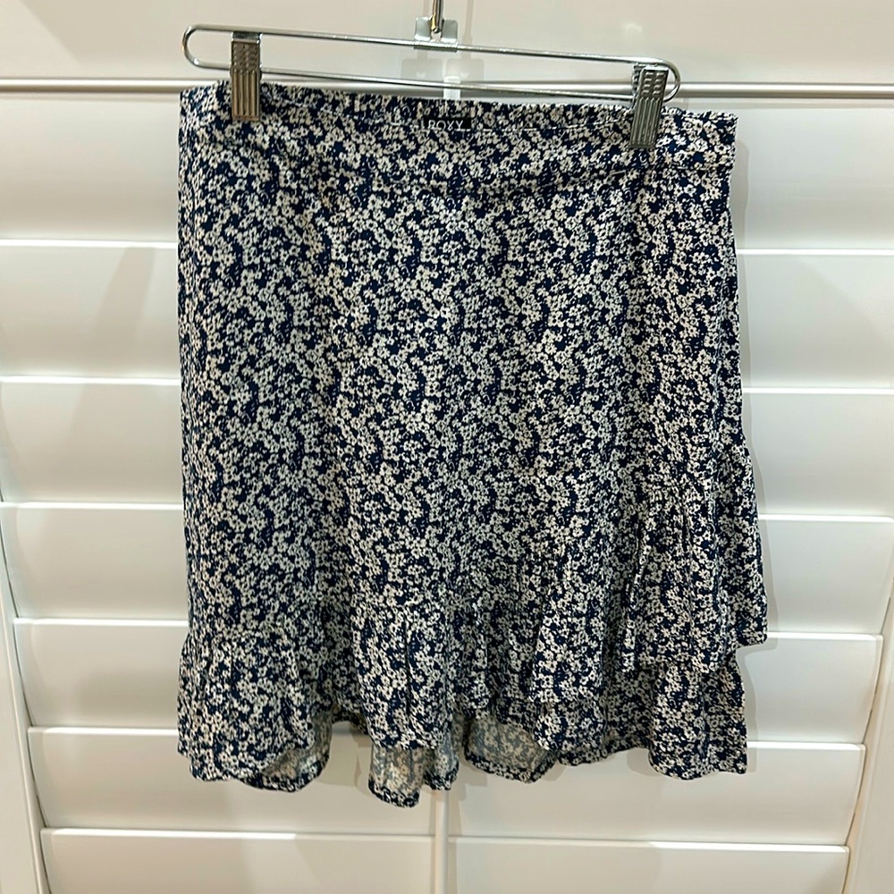Roxy floral ruffled mini skirt.